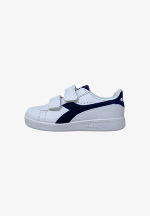 Sneaker bianche con accenti blu navy, realizzate in materiale sintetico liscio, dotate di due strap in Velcro e suola in gomma testurizzata.