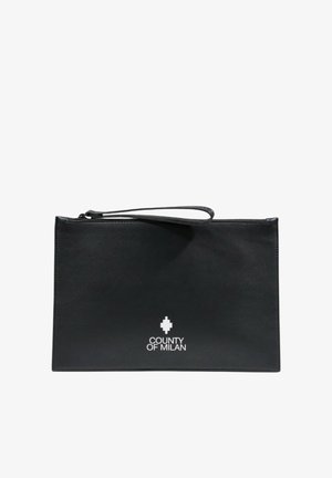 Pochette da polso rettangolare nera in pelle con cinturino da polso e logo bianco "County of Milan" sul davanti.