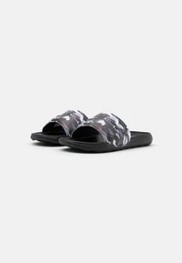 Svarte og grå camo slide sandaler med en myk, teksturert stropp og en flat gummisåle designet for komfort og uformell bruk.