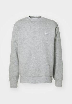 Grijze katoenen sweatshirt met een ronde halslijn, lange mouwen, ribgebreide boorden en een klein wit logo op de linkerkant van de borst. Zachte textuur.