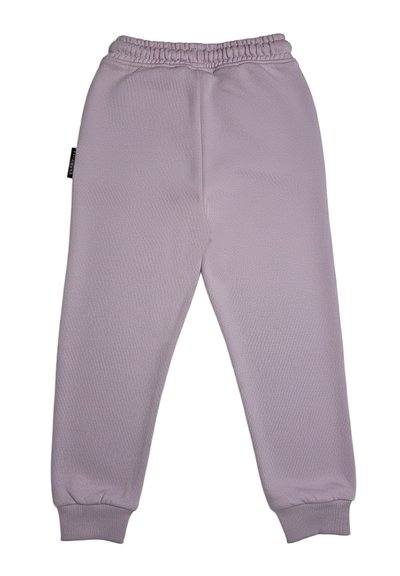 Pantaloni della tuta lilla con texture, dotati di vita elasticizzata e polsini, visualizzati da dietro con una piccola etichetta laterale nera.