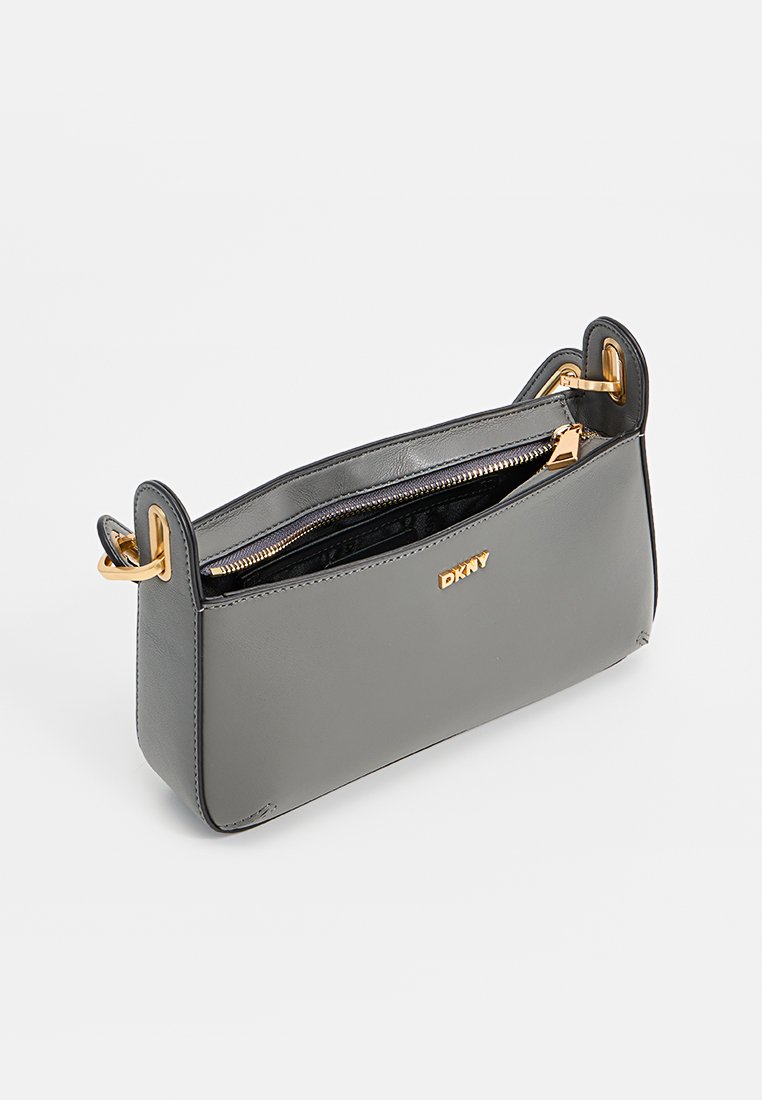 Graue Leder-Tasche mit einem Reißverschluss und Beschlägen in goldener Farbe. Verfügt über ein einzelnes Fach und ein Logodetail auf der Vorderseite. Glatte Textur.