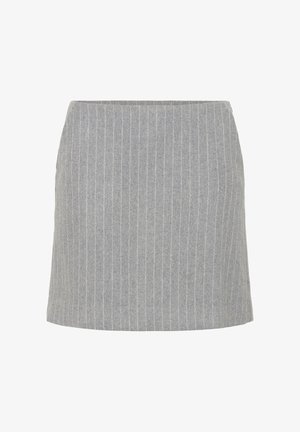 Grauer Rock mit vertikalen blauen und weißen Nadelstreifen, mit einer einfachen, geraden Silhouette und einem sauberen Saum. Geeignet für legere oder formelle Anlässe.