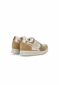 Sneakers met een beige suède en mesh bovenkant, metallic roségouden accenten en een witte gestreepte middenzool. Rond neus en vetersluiting.