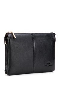 Schwarze Leder-Clutch mit glatter Textur, goldfarbenem Reißverschluss und Markenlogo-Akzent. Hat eine rechteckige Form mit klaren Linien.