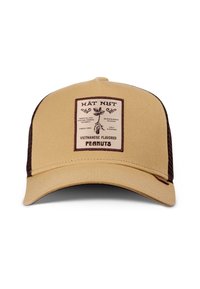 Beige Kappe mit einem geschwungenen Schirm und dunkelbraunen Netzseiten. Verfügt über ein rechteckiges Patch mit "HÁT NUT" und Details zu vietnamesisch gewürzten Erdnüssen.