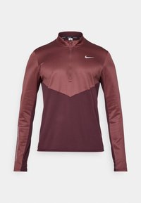 Sudadera deportiva de manga larga en color burdeos y burdeos oscuro, con cremallera de un cuarto y logo de Nike en blanco en el pecho.