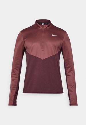 Langärmliger, kastanienbrauner und dunkelburgunderfarbener Sportpullover mit Viertelreißverschluss und weißem Nike-Swoosh-Logo auf der Brust.