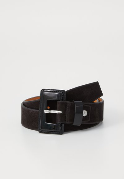 Schwarzer Wildledergürtel mit einer glänzenden schwarzen rechteckigen Schnalle und einem silbernen Metalldorn, glatter Textur und orangefarbener Innenauskleidung.