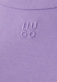 HUGO DELORIS - T-shirts - open purple