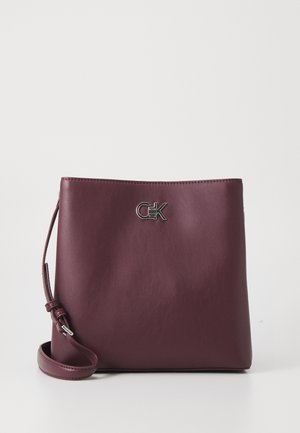 CONVERTIBLE BUCKET BAG - Borsa a tracolla - vineyard wine