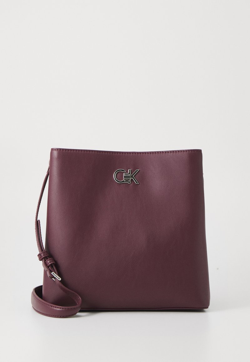 Calvin Klein CONVERTIBLE BUCKET BAG - Borsa a tracolla - vineyard wine