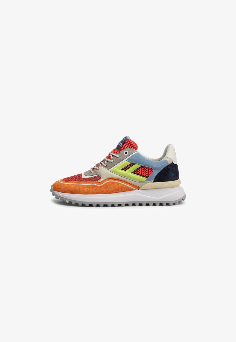 Zapatilla colorida que presenta malla naranja, roja y azul, con una suela de goma texturizada, acentos grises y un detalle de logotipo verde en el lado.