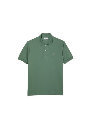 Polo verde hecho de tela texturizada. Presenta una tapeta con dos botones y un pequeño logo bordado en el pecho. Mangas cortas.