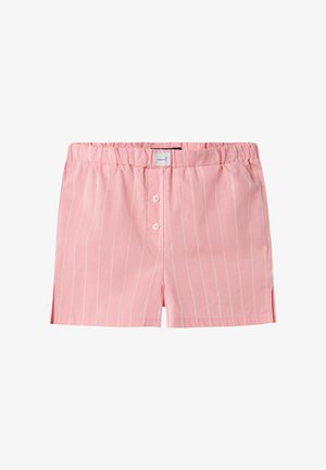 Rosa shorts med tynne hvite vertikale striper, elastisk midje, to knapper foran og korte sidespalter for bevegelsesfrihet.