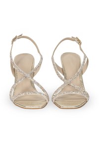 Sandały z odkrytymi palcami, z krzyżującym się wzorem, wykonane ze złotego materiału, ozdobione akcentami z cyrkonii. Posiadają cienki pasek wokół kostki z klamrą. Płaska podeszwa.