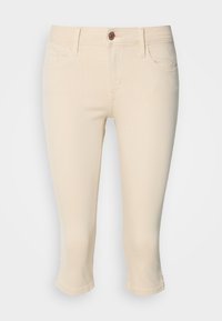 Beige cropped slim-fit broek met knoop aan de voorkant, ritssluiting, riemlussen en twee voorzakken op effen achtergrond.