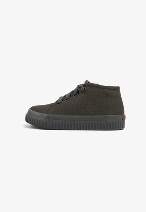 Zapatillas altas de tela texturizada gris oscuro con suela de goma, que cuentan con cordones redondos y un pequeño detalle en rojo del logotipo.