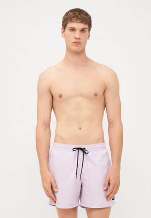 Costume da bagno viola chiaro con elastico in vita, cordino nero e piccolo logo sull'orlo. Tessuto liscio con design regular fit.
