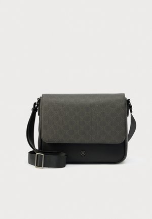 Borsa a tracolla rettangolare nera con tracolla regolabile, pattina decorata con un motivo logo sottile e piccolo logo circolare sul davanti.