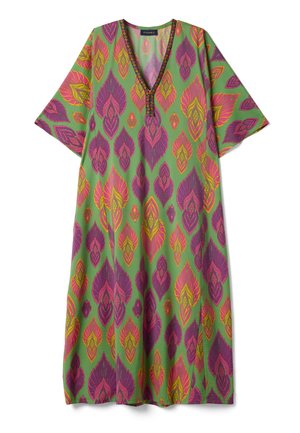 Robe verte ample avec manches larges, col en V profond bordé d'un motif multicolore, décorée de grands motifs de feuilles roses, violettes et jaunes.