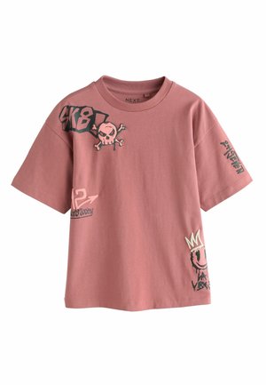 Roze T-shirt met korte mouwen met zwart-witte schedel, "SK8!", pijlen, smiley met kroon en graffiti-stijl tekstgrafieken.