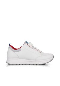 Zapatilla blanca con parte superior de cuero liso, acentos de tejido rojo, panel de malla gris y talón azul en contraste. Cierre de cordones y suela de goma.