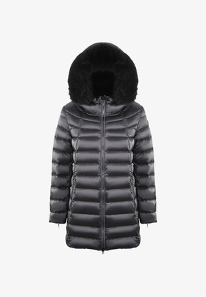 Zwarte gevoerde lange winterjas met grote met bont gevoerde capuchon en een ritssluiting aan de voorkant, ontworpen voor bescherming tegen koude weer.