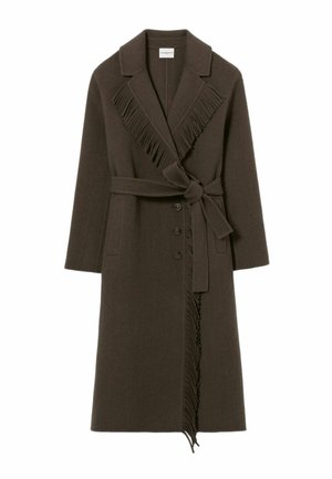 Cappotto in misto lana marrone con colletto a scialle, dettagli decorativi con frange lungo la parte anteriore, vita con cintura e chiusura a bottoni.