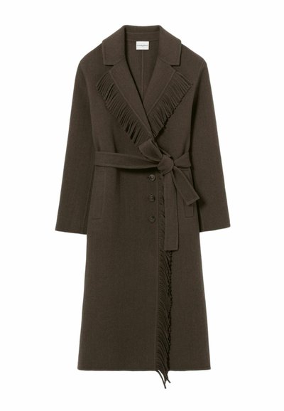 Cappotto in misto lana marrone con colletto a scialle, dettagli decorativi con frange lungo la parte anteriore, vita con cintura e chiusura a bottoni.