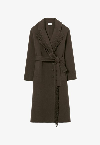 Cappotto in misto lana marrone con colletto a scialle, dettagli decorativi con frange lungo la parte anteriore, vita con cintura e chiusura a bottoni.