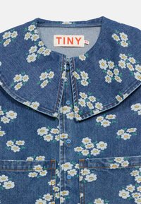 Robe en denim avec grand col arrondi, boutons bleus, poches avant et imprimé floral de marguerites blanches, étiquetée pour enfant de 8 ans.