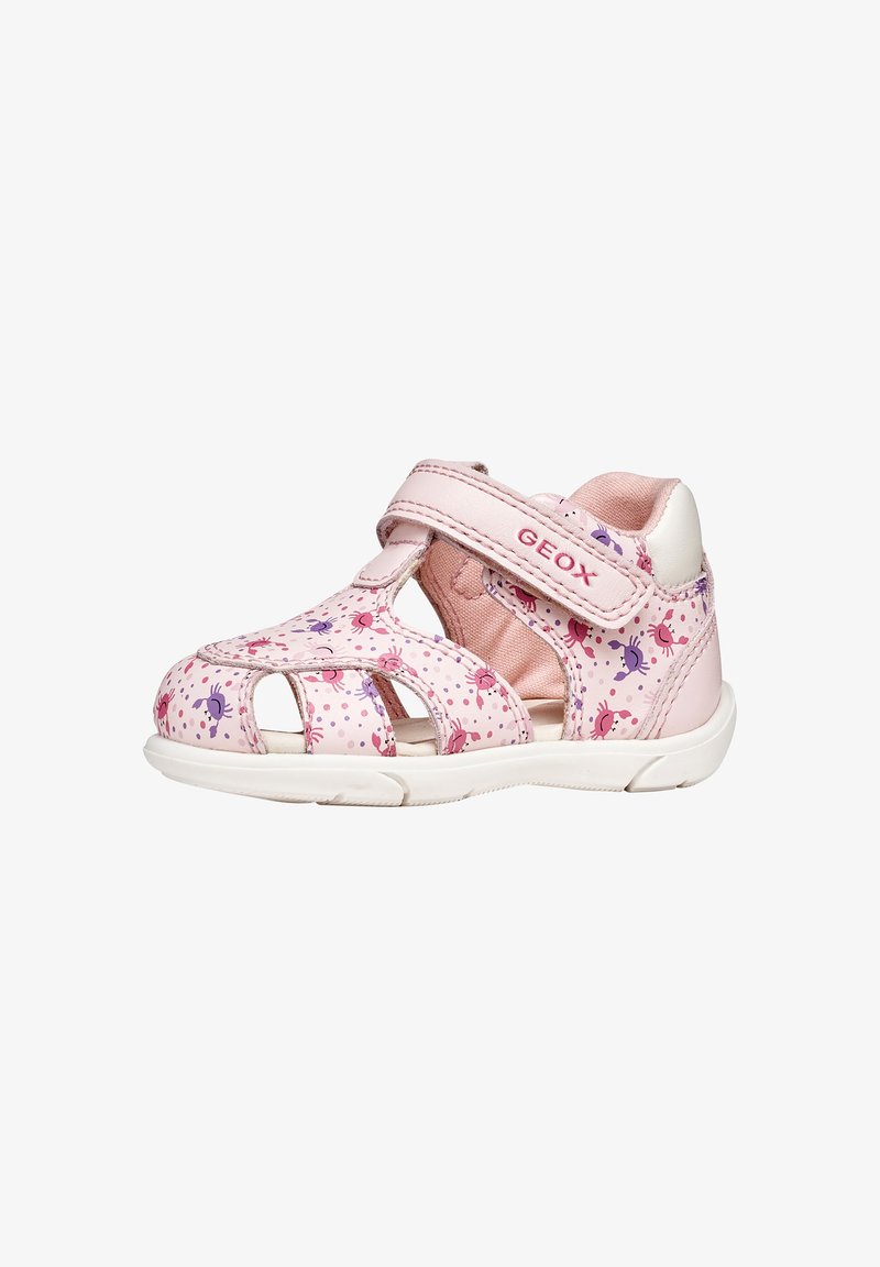 Lyserød sandal til småbørn med lilla og lyserøde insektmønstre, justerbar velcrostrop mærket "Geox" og hvid fleksibel sål.