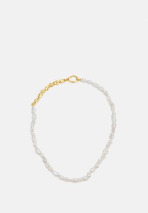 Parelketting met onregelmatige witte barokparels en hardware in goudlook. Voorzien van een veilige karabijnsluiting voor het sluiten.