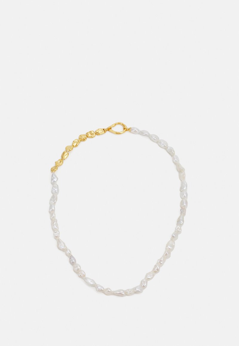 Perle halskæde med uregelmæssige hvide barokperler og hardware i guldfarve. Udstyret med en sikker karabinlås til fastgørelse.