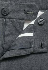 Material gri, închidere cu nasture și fermoar, cu căptușeală interioară albă și bretele reglabile. Prezintă o textură netedă și detalii de cusătură îngrijite.