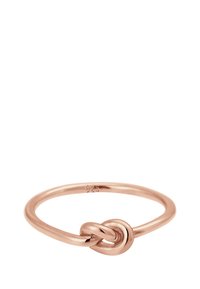 Bague en or rose avec un cercle lisse et rond et un détail en forme de nœud au centre. Marquée "925" pour le contenu en argent sterling. Design simple et élégant.