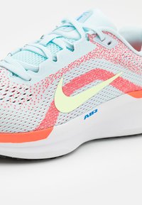 Nike Performance AIR WINFLO 11 - Katujuoksukengät - glacier blue/barely volt/bright crimson/sail/light photo blue/black