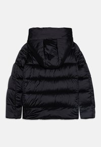 Giubbotto imbottito nero con cappuccio, caratterizzato da una texture lucida e trapuntata e da cuciture orizzontali pronunciate. Nessun hardware o accenti visibili.