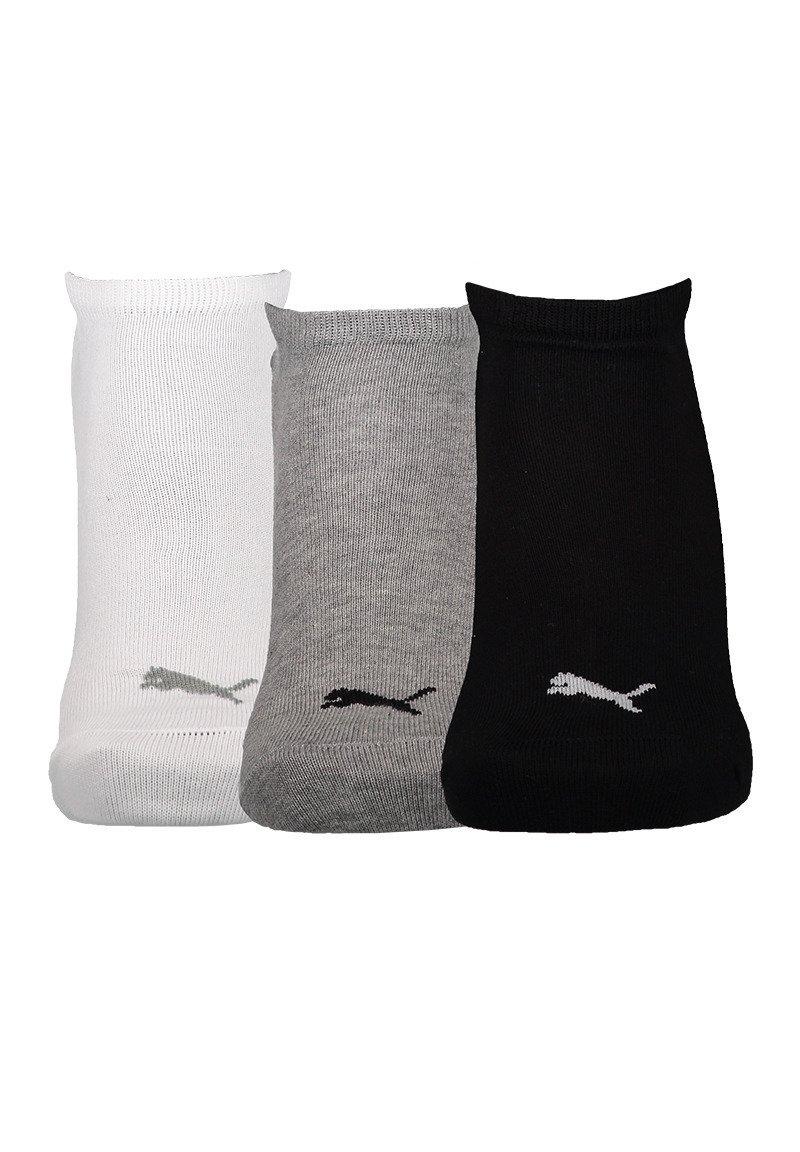 Tres pares de calcetines hasta el tobillo: blanco, gris y negro. Cada uno presenta un puño acanalado y un pequeño logo en contraste en el costado.