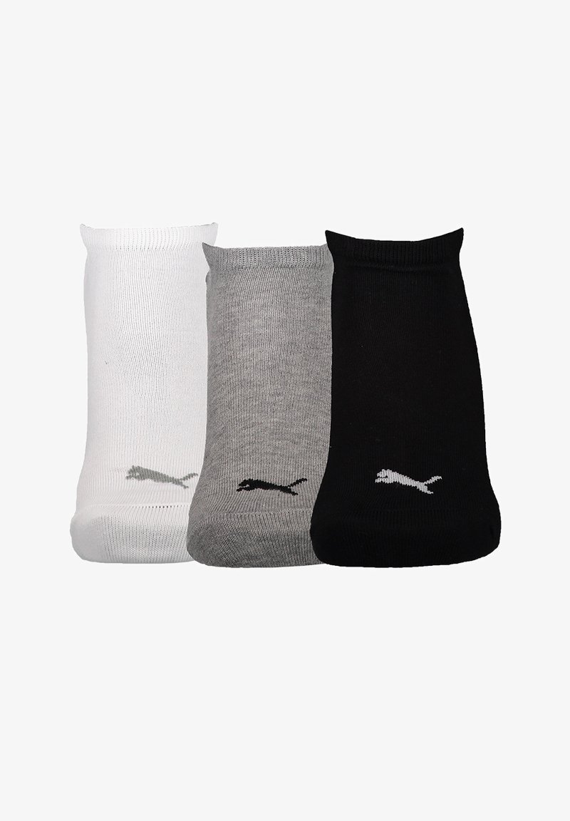 Tres pares de calcetines hasta el tobillo: blanco, gris y negro. Cada uno presenta un puño acanalado y un pequeño logo en contraste en el costado.