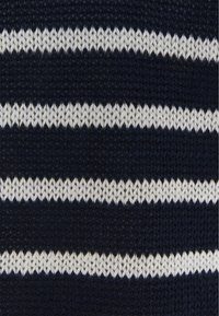 Tissu en maille bleu marine avec des rayures blanches alternées. La texture est côtelée et douce, avec une épaisseur moyenne. Les rayures sont espacées de manière uniforme.