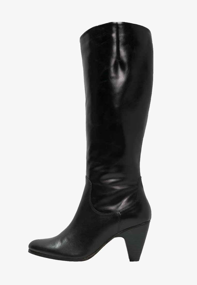 Bottes noires montantes en cuir lisse avec un bout pointu et un talon empilé. Présente une silhouette élégante et des accents de design minimalistes.