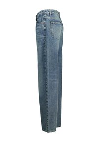 Lichtblauwe denim jeans met een rechte pijp, dubbele achterzakken en lussen voor de riem. De stof heeft een licht versleten textuur.