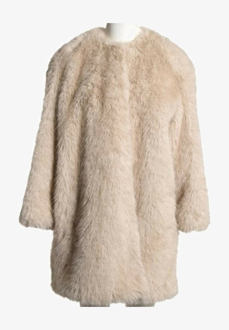 Manteau long beige en fausse fourrure avec manches longues et sans boutons visibles sur un mannequin sur un fond blanc.