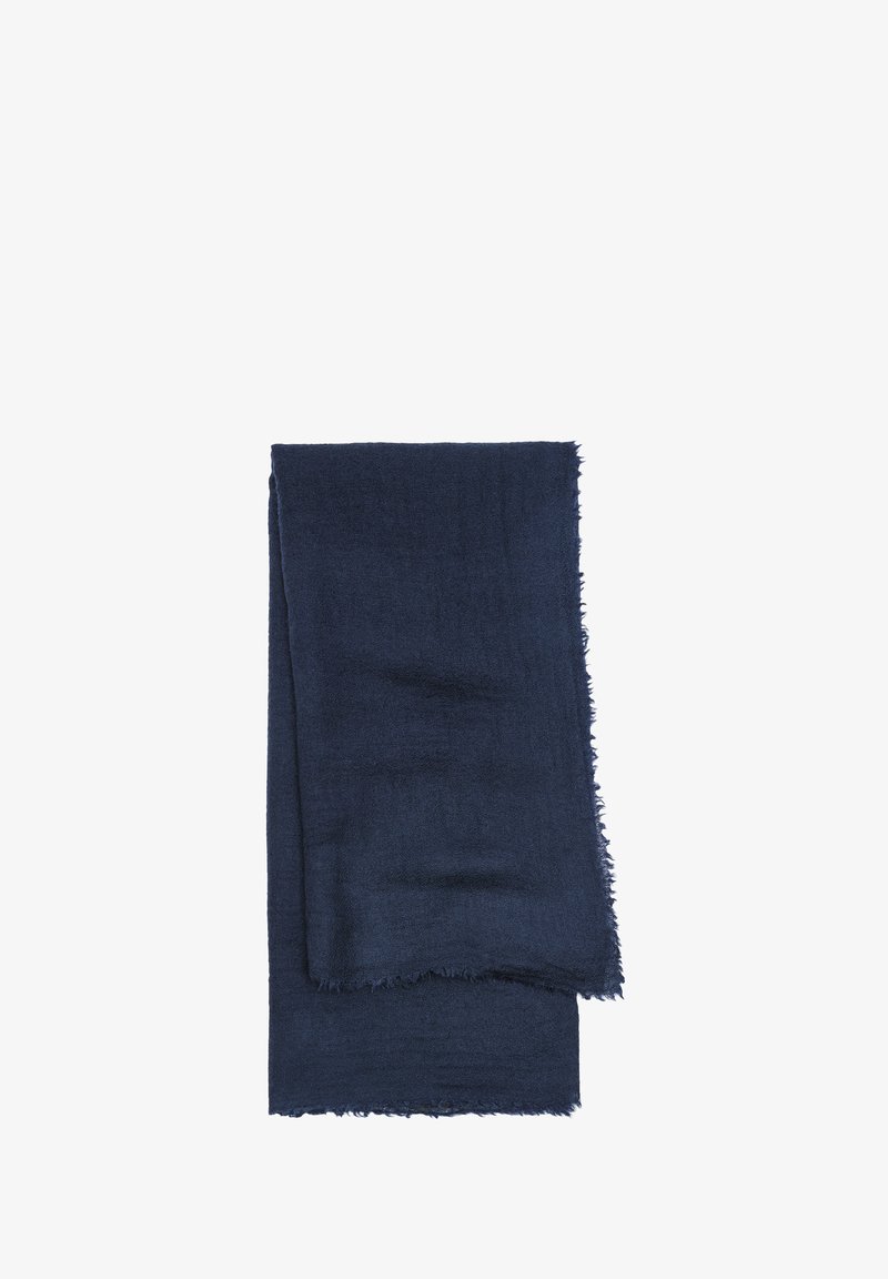 Granatowy szalik wykonany z miękkiego materiału, z teksturowanym wykończeniem i postrzępionymi krawędziami. Prostokątny kształt, lekki i wszechstronny design.
