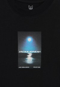 Črna majica s kratkimi rokavi z rektangularnim grafičnim motivom, ki prikazuje modro svetlobo in odbojno vodo. Besedilo "JACK & JONES" je izrazito prikazano na dnu.