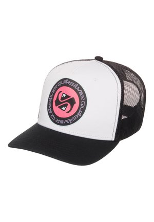 Witte en zwarte truckerpet met gaasachterkant en roze cirkelvormig Quiksilver-logo op het voorpaneel.