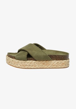 Sandalia de plataforma con correas cruzadas de ante verde oliva, plantilla de corcho y suela de yute tejido.