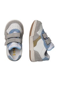Sneakers van grijs suede en wit leer, met blauwe accenten, een geperforeerde neus en twee verstelbare klittenbandsluitingen. Rubberen zool.